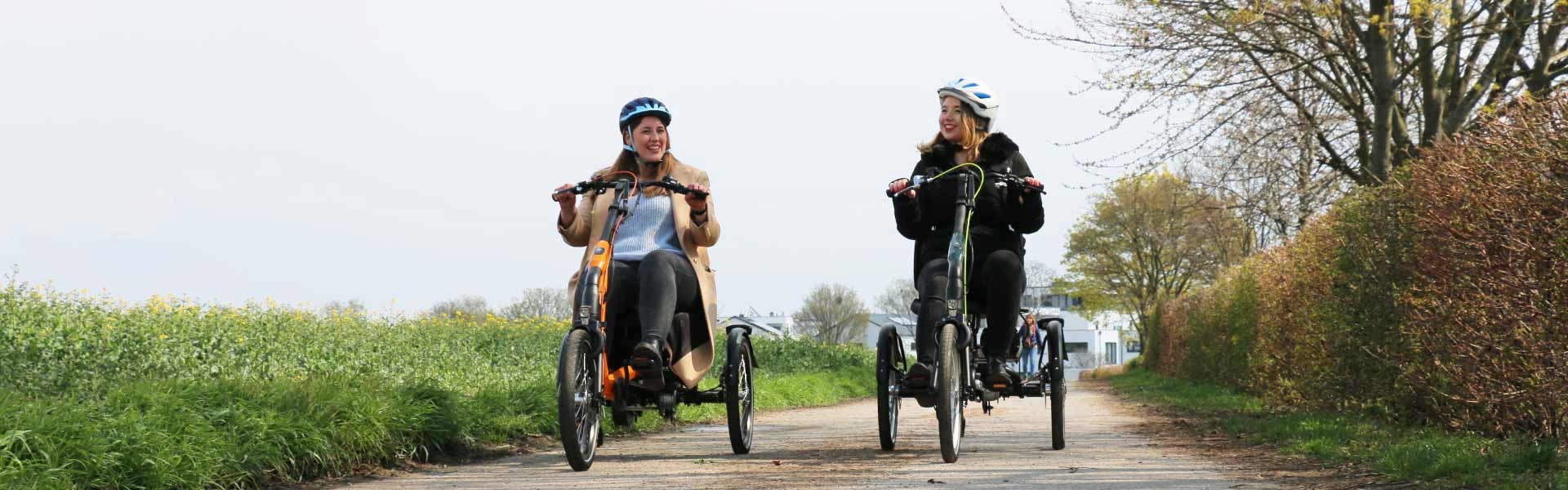 Zwei Frauen fahren mit den Van Raam Easy Rider Dreirädern