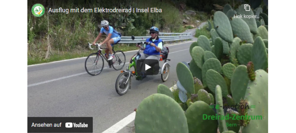 Zwei Männer fahren mit dem Dreirad und dem Rennrad auf der Insel Elba