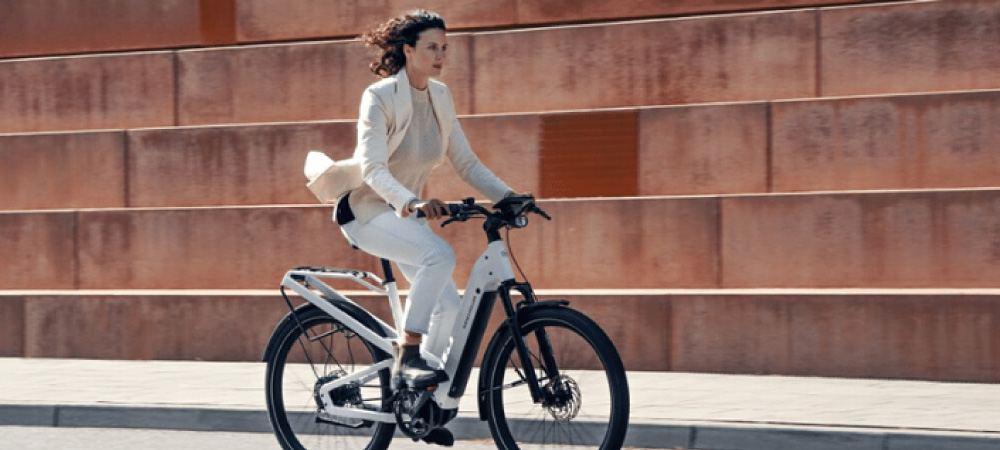 Eine Frau fährt mit einem e-Bike durch die Straßen