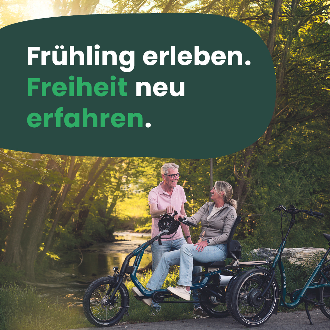 Frühling erleben: Eine Frau und ein Mann sind auf dem Dreirad unterwegs