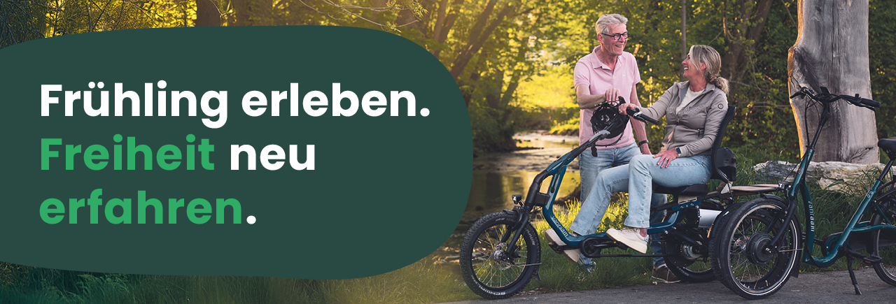 Frühling erleben: Eine Frau und ein Mann sind auf dem Dreirad unterwegs